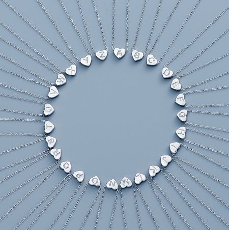 925 Sterling Zilveren Hartletterketting - Een complete set van 26 alfabetinitialen hangers in 925 sterling zilver, gevormd als harten, die de aanpasbare opties voor de Hartletterketting van JR Fashion Accessories tonen.