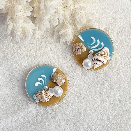 Various designs from the beach-themed jewelry set, featuring seashells and pearls.