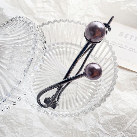 The black finish option for the twisted double pearl hair clips.