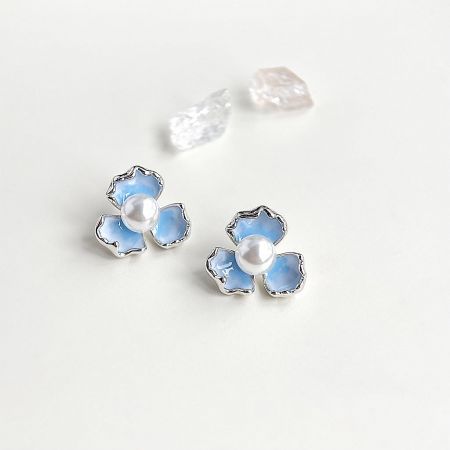Wholesale Silver Plated Gradient Blue Enamel Iris Flower Pearl Stud Earrings - A pair of wholesale silver-plated iris flower stud earrings with gradient blue enamel petals and a central pearl.