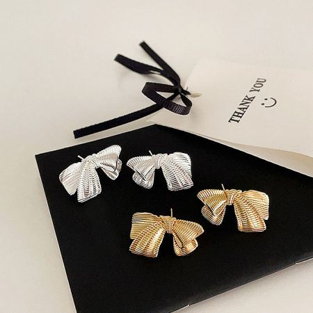 Elegant packaging for the bow-shaped earrings, perfect for gifting.