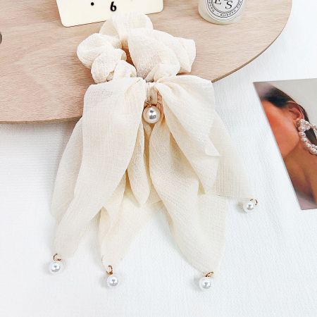 An elegant cream-colored hair accessory decorated with beautiful pearls.