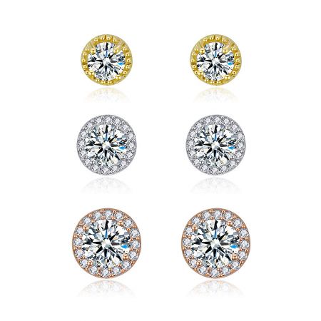 Tri-Tone Pave CZ Runda Studörhängen Set om 3 - Ett set med tre par Tri-Tone Pave CZ runda studörhängen i guld, silver och roséguld, uppvisade på en vit bakgrund.