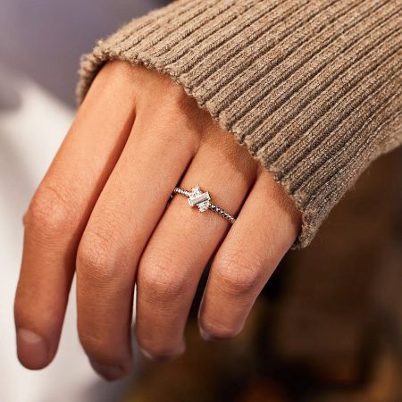 Side view of the 925 sterling silver zircon ring, displaying the diamond-shaped accent stones.