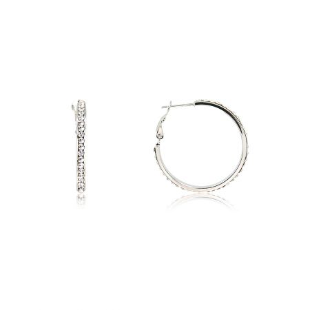 Brincos de Argola Pequenos com Strass - Um par de brincos de argola de prata cravejados de diamantes, modelo FEQ01-R-C-00210, exibindo seus brilhantes cristais tchecos brancos em um fundo branco.