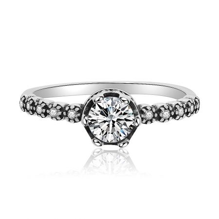 Luxus-Silber-Cubic-Kronen-Solitärring - Nahaufnahme des Luxus-Silber-Cubic-Kronen-Solitärrings, der den zentralen weißen Zirkonia in einer Kronenfassung auf einem 925er Sterlingsilberband präsentiert.