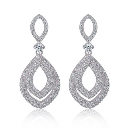 Dangle Diva Drops - Ett fantastiskt par Dangle Diva Drops kandelaberörhängen, med en tårformad design prydd med glittrande kubiska zirkoniastenar, tillverkade av rhodiumbelagt mässing.