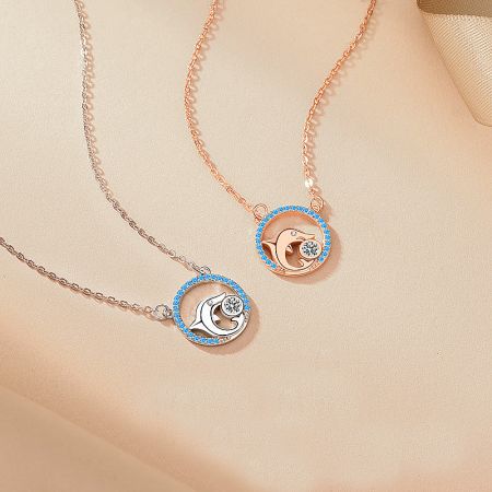 925 Sterling Zilveren Dolfijn Hanger Choker Ketting (Set van 5) - Een paar 925 sterling zilveren dolfijn hanger kettingen, één in een zilveren afwerking en de andere in roségoud, beide versierd met delicate blauwe edelstenen.