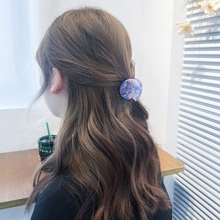 A model showcasing how the conch shell hair clip elegantly holds a hairstyle in place.