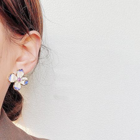 Model wearing the French style flower enamel stud earring.
