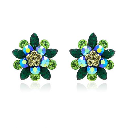 Orecchio con fiore Greeny Stud - Primo piano del Greeny Stud Flower Ear Post (JRE-022) che mostra il suo intricato design floreale con gemme di cristallo dorate, blu e verdi.