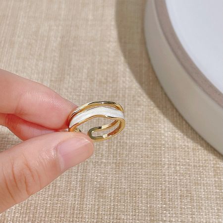 The elegant twisted design of the gold and white enamel ring.