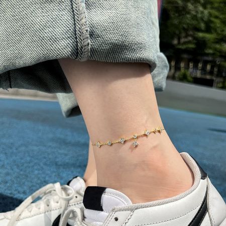 Detailed shot of the 925 silver anklet with a four-leaf clover charm, highlighting its fine craftsmanship.