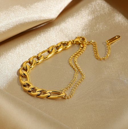 Close-up view of the Gold Thick Link Bracelet's chunky chain design.