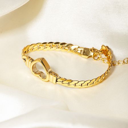 View of the hollow-out heart bracelet's secure clasp mechanism.