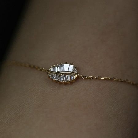 Full view of the delicate 925 sterling silver leaf bracelet with its sparkling pendant.