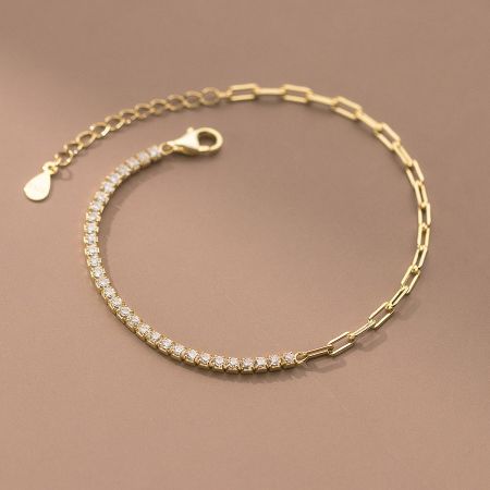 Close-up view of the gold-plated 925 sterling silver zircon link chain bracelet.