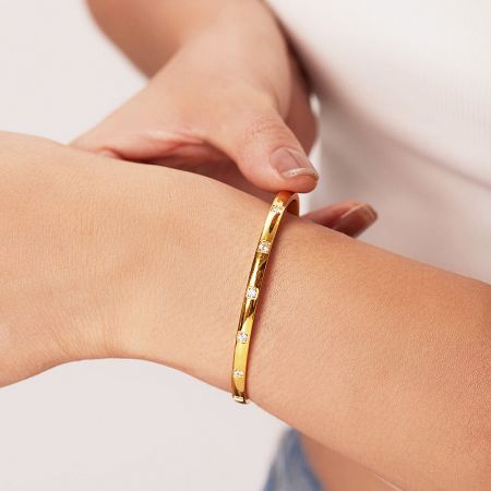 A model wearing the gold-plated stainless steel bangle set.
