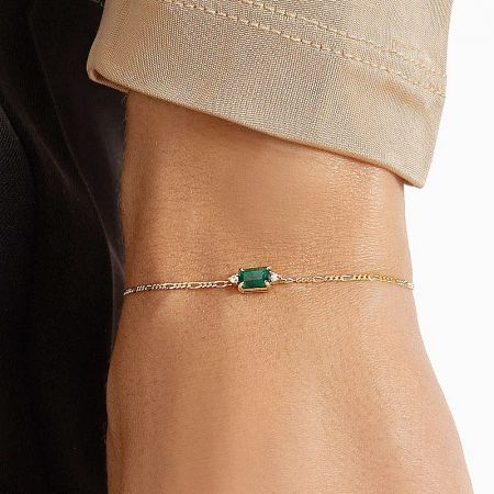 925 Sterling Silver Emerald Green Zircon Figaro Chain Bracelet - A detailed view of a gold-plated 925 sterling silver Figaro chain bracelet, centered with a brilliant rectangular emerald-green zircon.