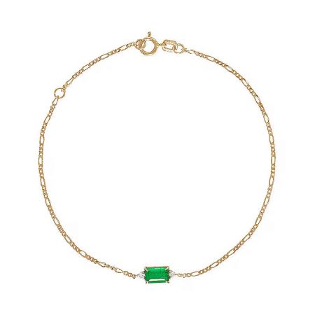Close-up shot of the rectangular emerald-green zircon centerpiece on the gold chain bracelet.