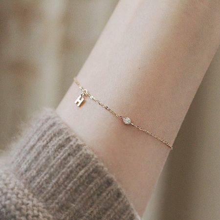 Wholesale 925 Sterling Silver Letter H Charm Chain Bracelets (Set of 5) - A close-up of a wholesale 925 sterling silver bracelet with a gold finish, featuring a stylish letter 'H' charm and a small sparkling gemstone accent.