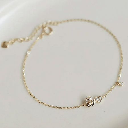 Detailed view of the 925 silver bracelet with its elegant rose charm.