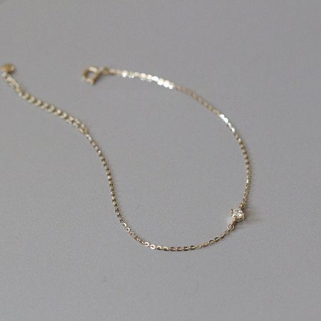 Detailed product shot of the 18k gold plated solitaire bracelet.