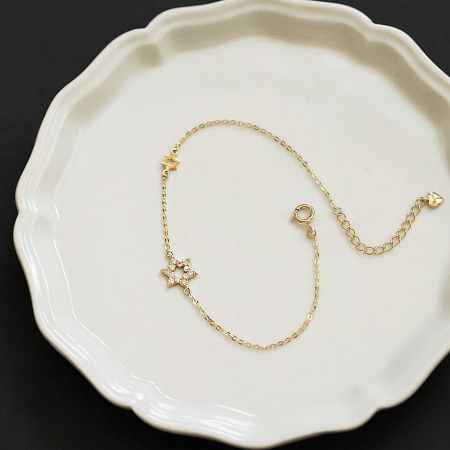 Detailed view of the gold-plated 925 sterling silver bracelet with a six-pointed star charm, displayed on a white surface.