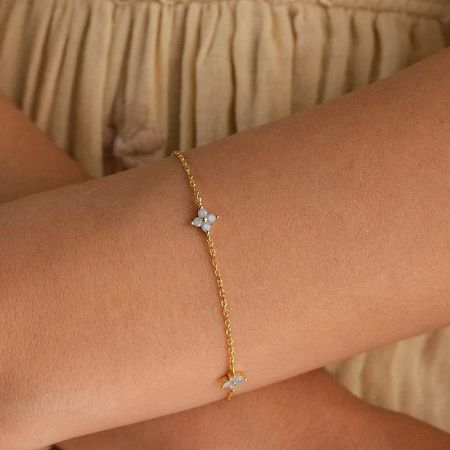 The Lucky Clover bracelet in a luxurious gold-plated finish.