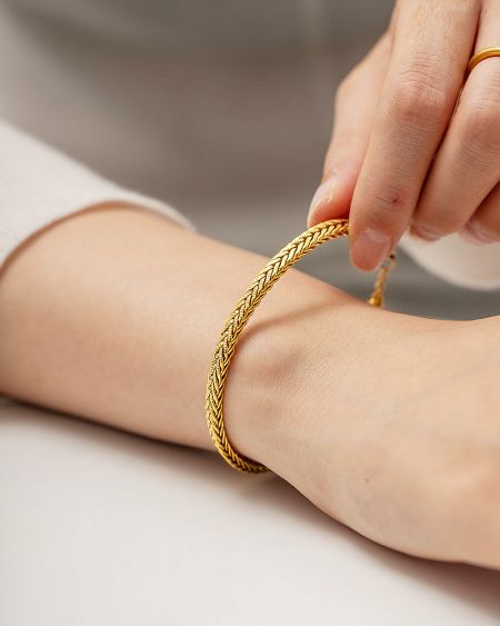 A model wearing the stylish gold retro curb chain bracelet, highlighting its unisex appeal.