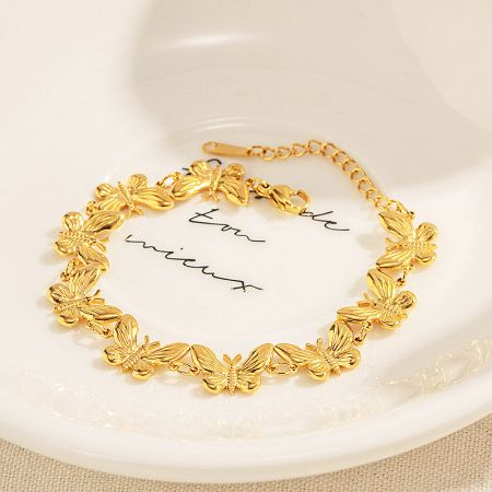 Close-up of the bracelet's clasp and chain links on a white background.