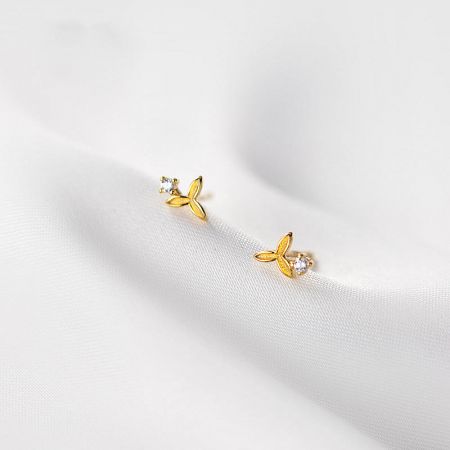 A pair of gold-plated 925 silver zircon flower stud earrings, ideal for wholesale collections.