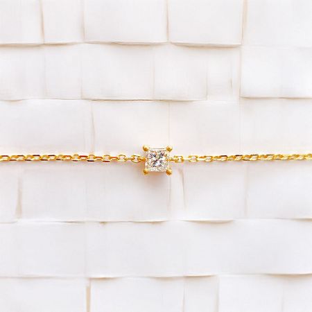 Detailed view of the gold chain and clasp of the minimalist cubic zirconia bracelet.