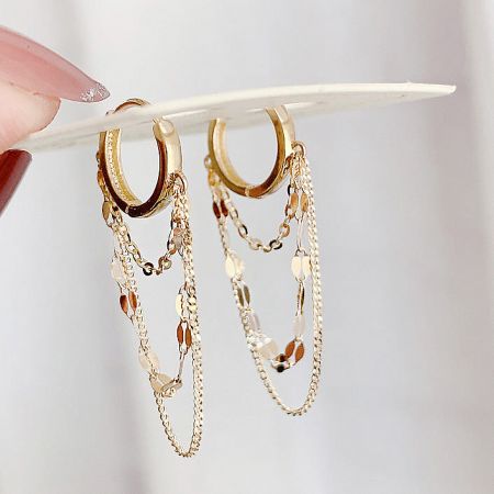 An alternative display of the 5-piece gold chain earring set.