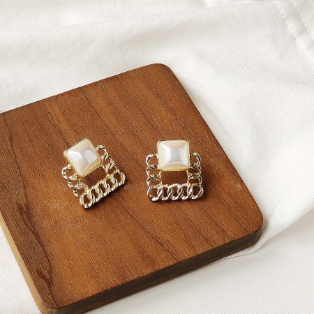 French style gold plated square pearl stud earrings (5 pairs) - A pair of French style gold-plated stud earrings featuring a square white pearl and elegant chain-link details, part of a five-pair set.