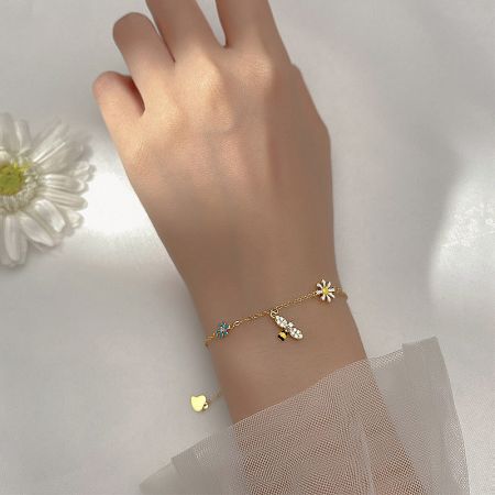 925 Sterling Silver Sweet Daisy Flower Bee Zircon Charm Bracelet - A model wearing the gold-plated 925 sterling silver charm bracelet, featuring delicate daisy and bee charms with sparkling zircon details.