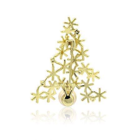 Side profile of the gold Christmas tree brooch showing its depth and craftsmanship.