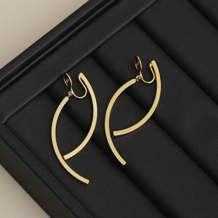 Detailed shot of the curved, open hoop design of the non-pierced clip earrings.
