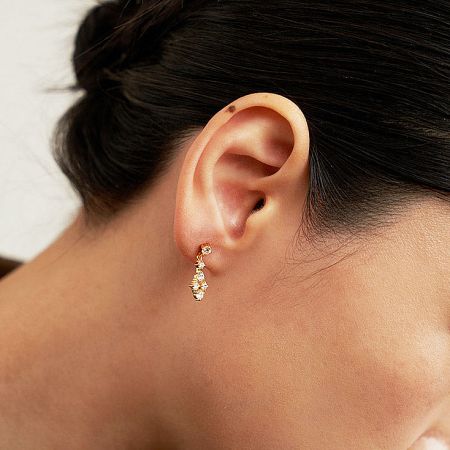 A delicate 18k gold plated dangling earring with sparkling cubic zirconia stones from the French vintage collection.