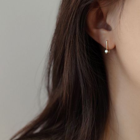 Side profile view of the elegant threader earring on a model.