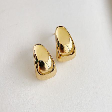 Detailed product photo of the gold-plated chunky waterdrop stud earrings.
