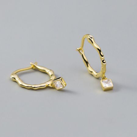 Close-up of the luxurious gold-plated version of the twisted square-cut zircon earrings.