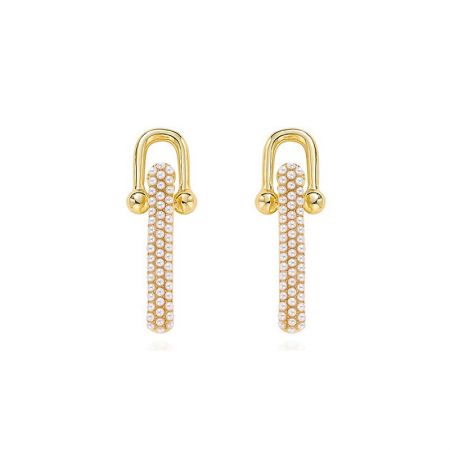 Brincos de Corrente de Pérola - Uma foto detalhada em estúdio dos Brincos de Corrente de Pérola, destacando o design de corrente banhada a ouro e a pérola branca lustrosa.