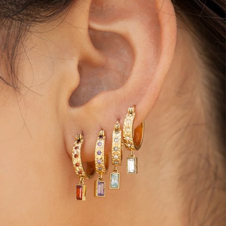 Orecchini a cerchio quadrati in zirconia colorata in argento sterling 925 (set di 5 paia) - Una vivace collezione di orecchini a cerchio quadrati in zirconia colorata in argento sterling 925 in vari colori di gemme, esposti su uno sfondo bianco.