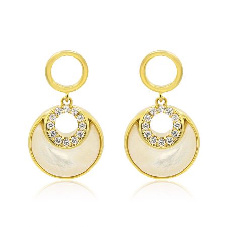 Brincos Pendentes de Lua Crescente com Concha Branca e Zircônia Cúbica - Um par de brincos pendentes em forma de lua crescente com revestimento em ouro, apresentando uma delicada incrustação de concha branca e acentos de zircônia cúbica brilhante, mostrados em um fundo neutro.