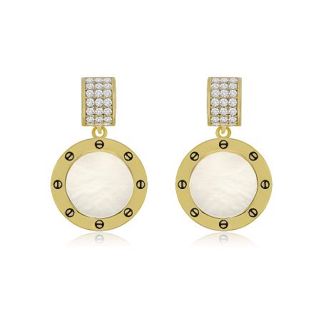 Brincos Pavimentados e Concha - Um par de Brincos Pave e Shell Drop com pendentes de pérola de concha circular em latão banhado a ouro e tops cravejados com zircônia cúbica.
