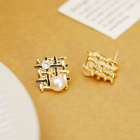 Square lattice design of the brass stud earrings with a lustrous pearl.