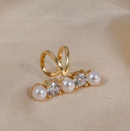 A pair of luxurious gold non-pierced earrings with pearls and brilliant-cut cubic zirconia.