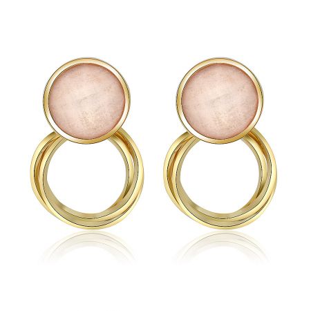 Brincos de argola de pedra de resina rosa. - Um par de brincos de argola de pedra de resina rosa com revestimento de ouro, apresentando um design moderno de dupla argola com uma pedra rosa lisa.