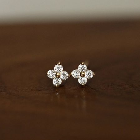 Detailed view of the gold-plated 925 silver four-leaf clover earrings, showcasing the brilliant zircon stones.